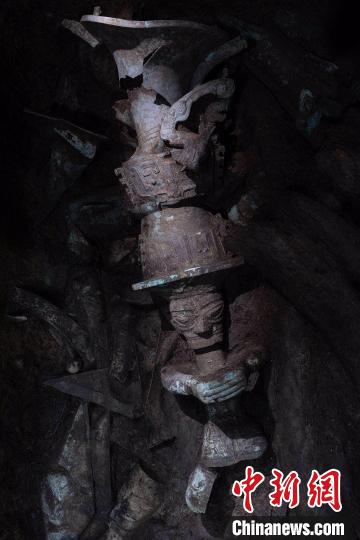 多彩貴州網 三星堆遺址青銅頂尊人像亮相 系世界首次發現人與尊組合的大型青銅器